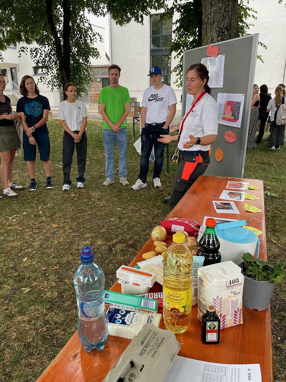 Femke Frerichs vom Schulsanitätsdienst erklärt Schülern die DRK Aufgaben