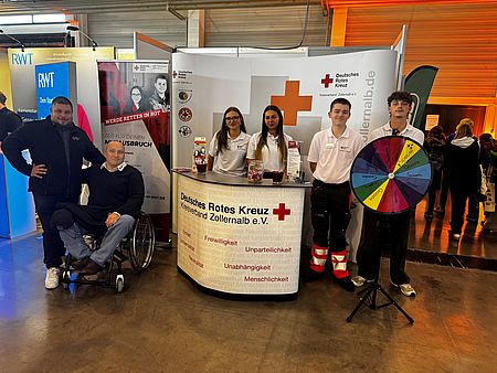 Messestand DRK mit seinem Personal