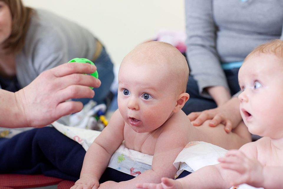 Babys beim Spielen