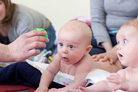 Babys beim Spielen