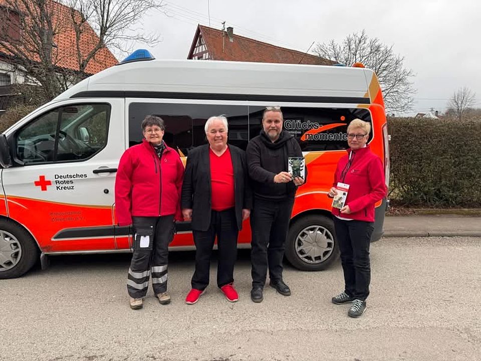 Mitarbeiter von Glücksmomente stehen vor Glücksmomente Auto