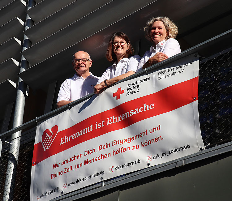 DRK Betreuungsverein Das Team steht oben im 1. Stock des Forums und schaut hinunter