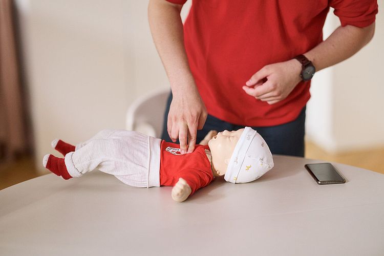 Säugling im Notfall _ Übung