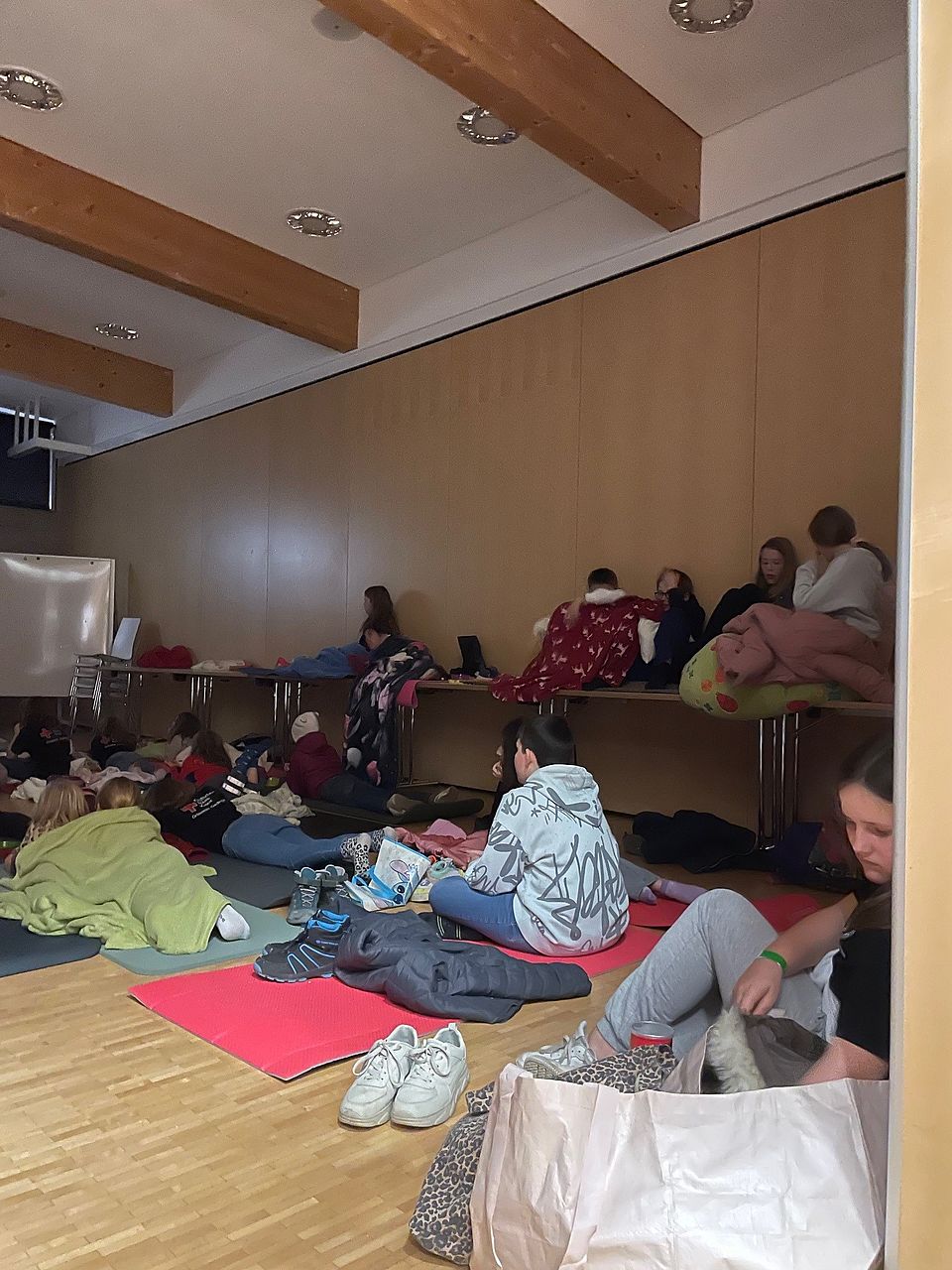 Filmnacht 2025 Kinder sitzen auch auf den Tischen und am Boden