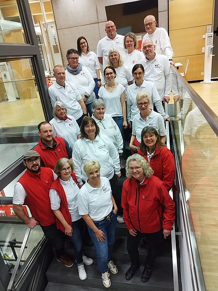 Die Gruppe der Glücksmomente auf der Treppe