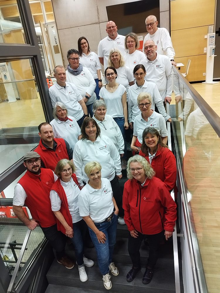 Die Gruppe der Glücksmomente auf der Treppe