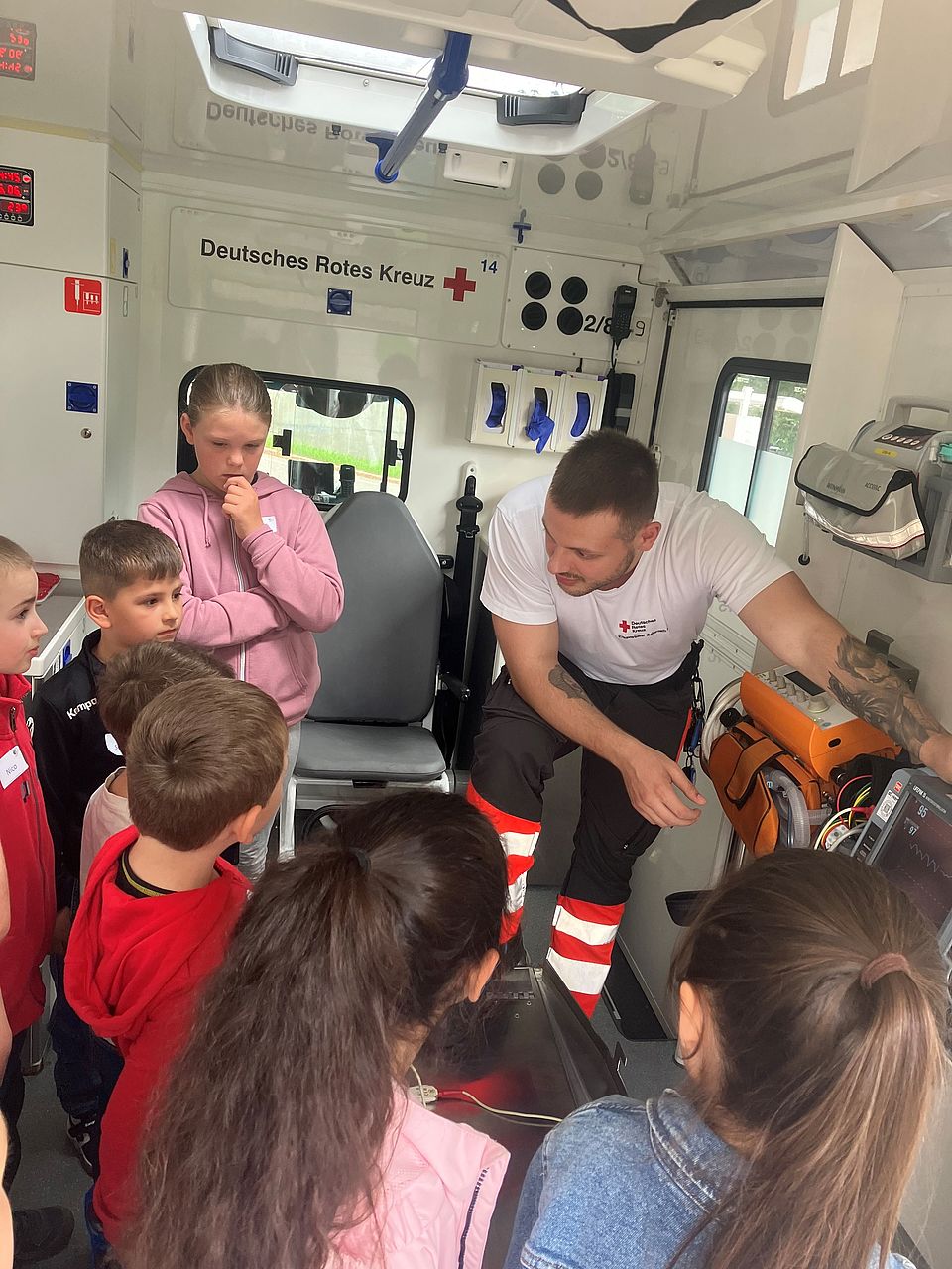 Kinder im Krankentransportwagen
