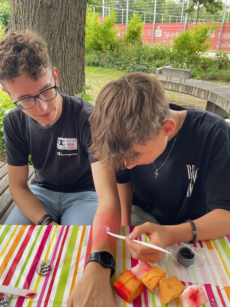 2 Jugendliche üben zum Thema Notfalldarstellung