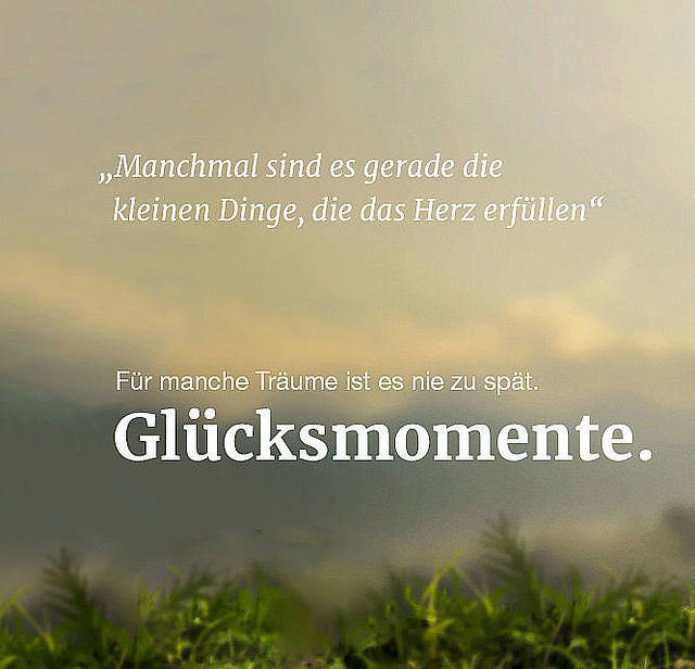 Dame fährt eine kranke Frau im Rollstuhl