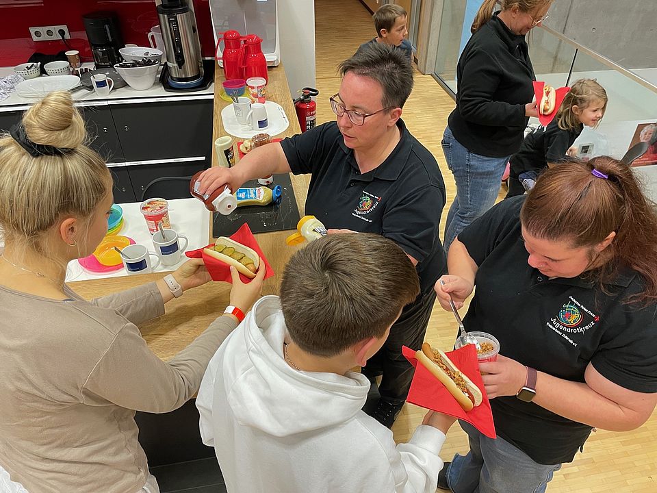 Filmnacht 2025 Kinder essen Hot Dogs