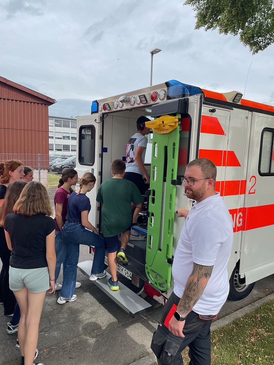Schüler erhalten Einblicke in Rettungswagen