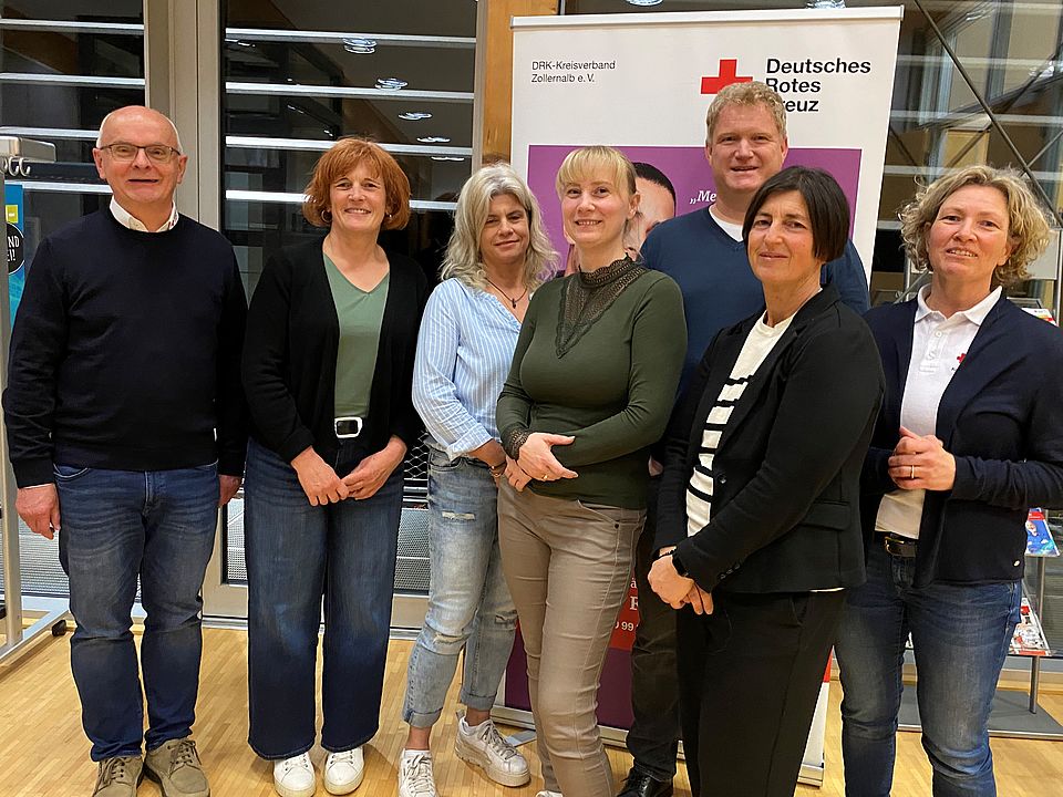 Teilnehmer stehen zusammen: Einführungsschulung im DRK Forum