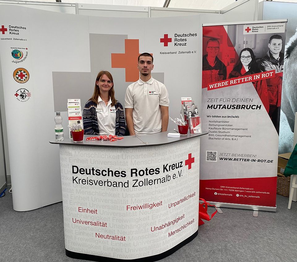 Zwei Mitarbeitende am DRK-Stand