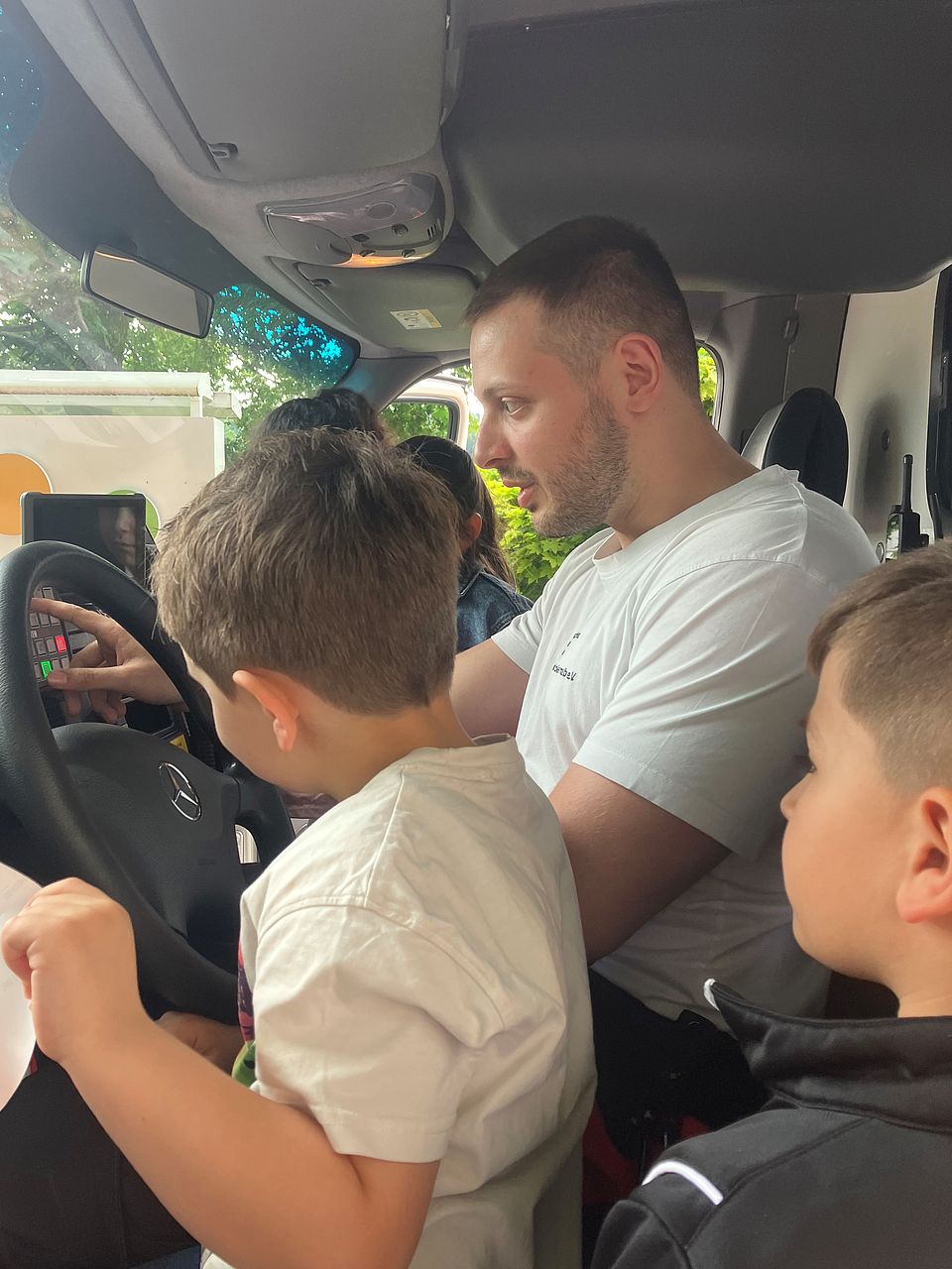 Kinder im Krankentransportwagen