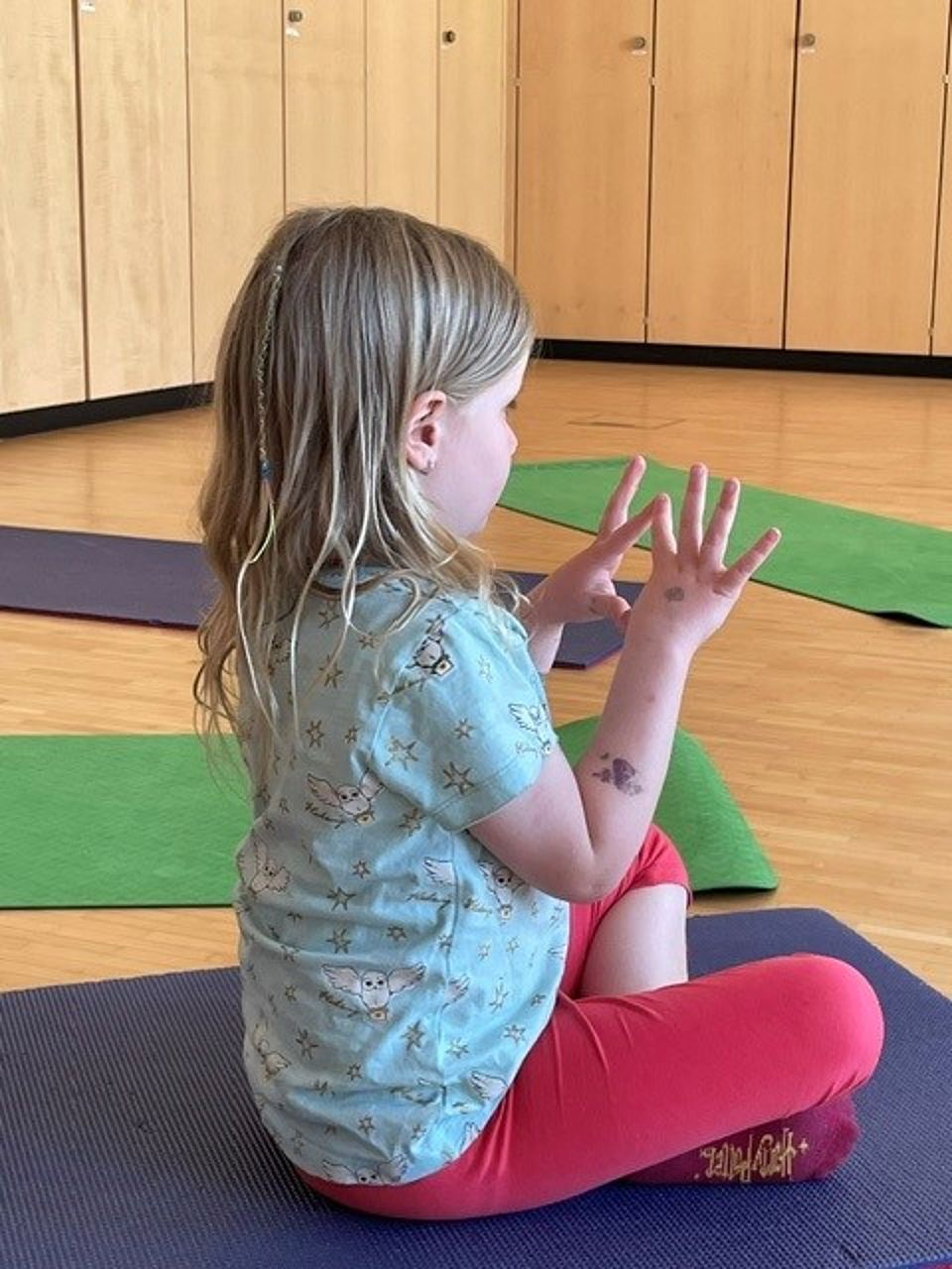 Yoga Kind macht Yoga-Übungen