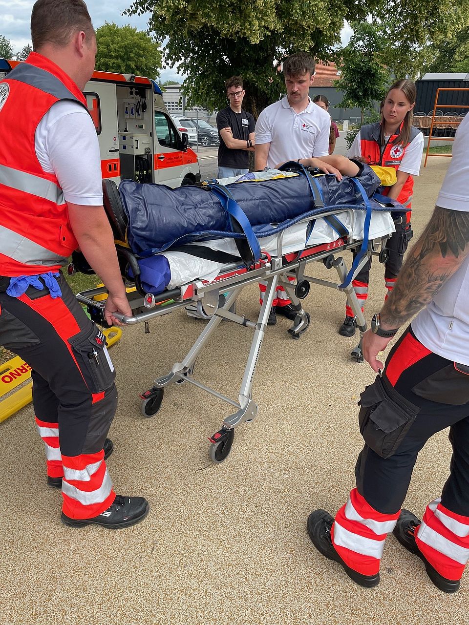 DRK üben Patiententransport auf einer Bahre