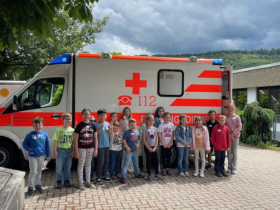 Kinder vor Rettungswagen