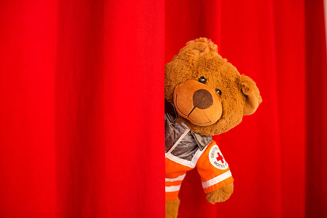 Teddybär vom DRK - schaut hinter rotem Vorhang hervor und teilt mit, dass Seite leider nicht existiert
