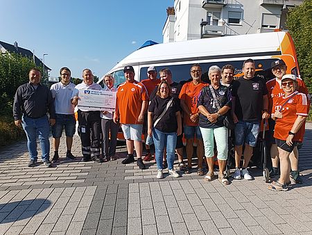 Spendenübergabe von den Heubergbazis. Die Spender stehen vor Glücksmomente-Auto