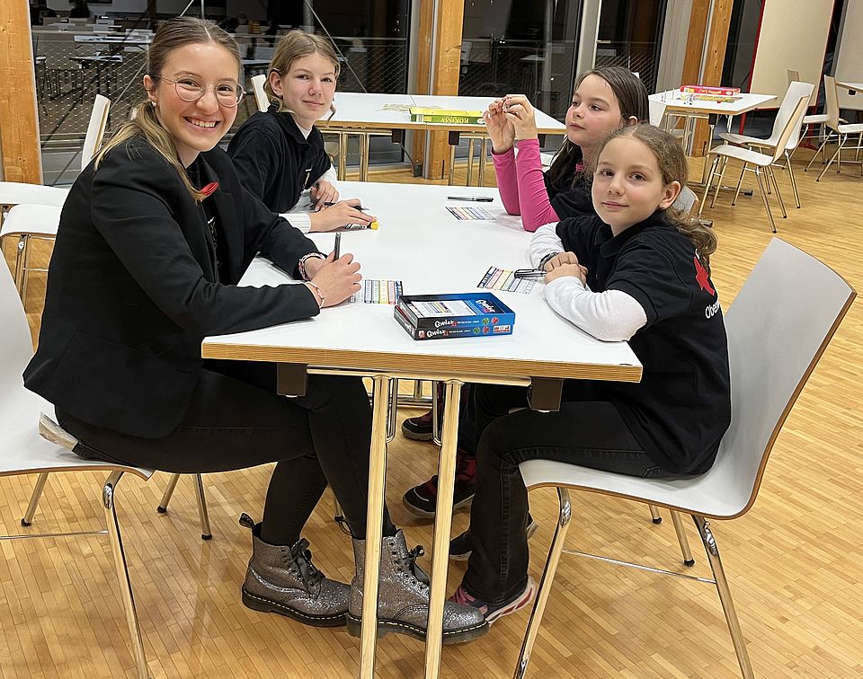 Kinder bei JRK Spielenacht spielen am Tisch