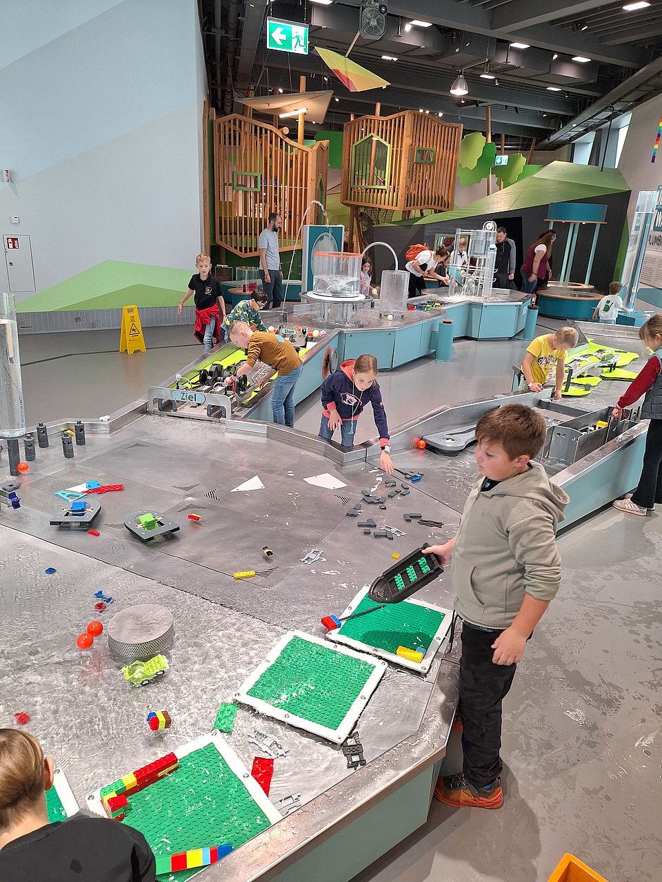 Kinder beim Spielen auf der Experimenta