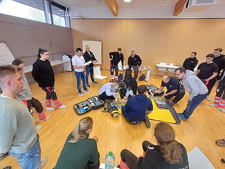 Teilnehmer bei einer Übung im PALS-Kurs