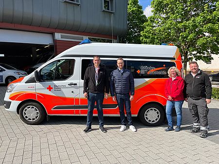 Verantwortliche stehen vor Glücksmomente-Auto