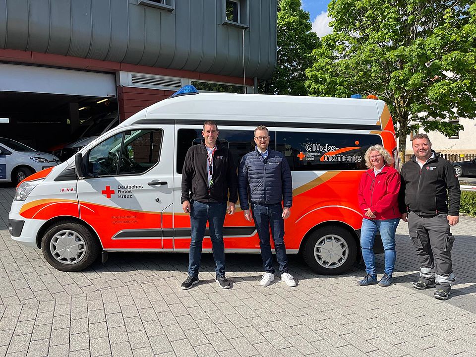 Glücksmomente_Team Verantwortliche stehen vor Glücksmomente-Auto