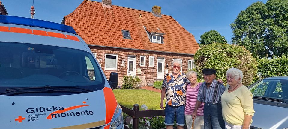 Glücksmomente-Team mit Fahrgast an der Nordsee