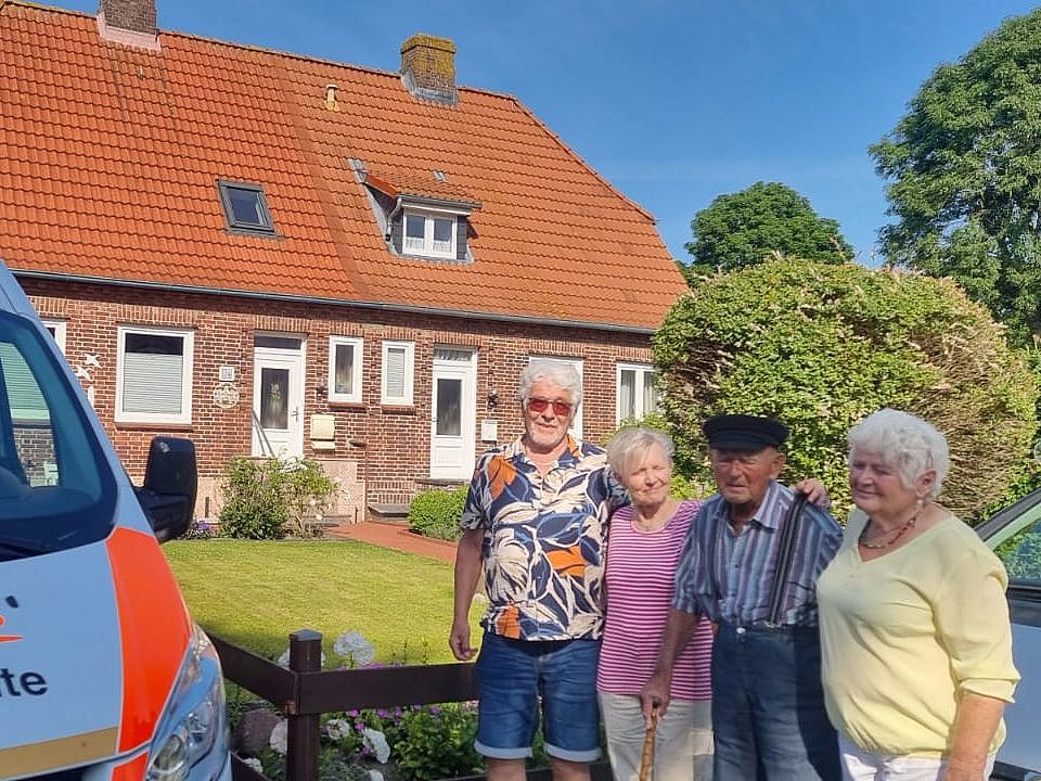 Glücksmomente-Team mit Fahrgast an der Nordsee
