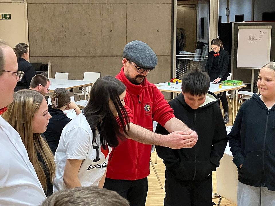 Kinder bei der JRK Spielenacht bekommen Spielregeln erklärt
