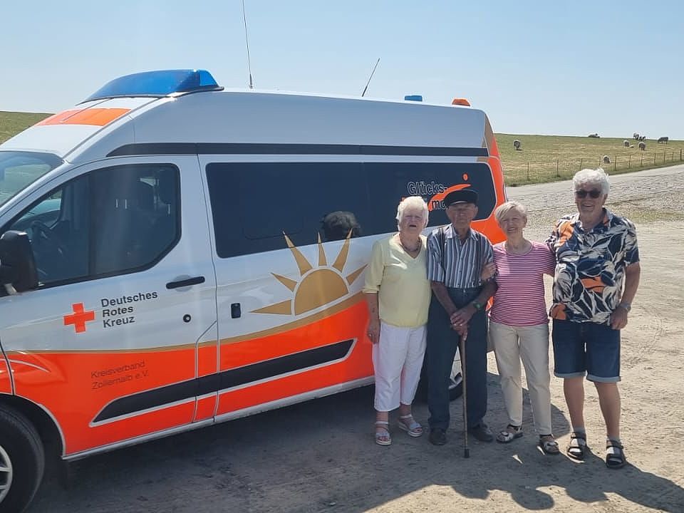 Glücksmomente-Team mit Fahrgast an der Nordsee