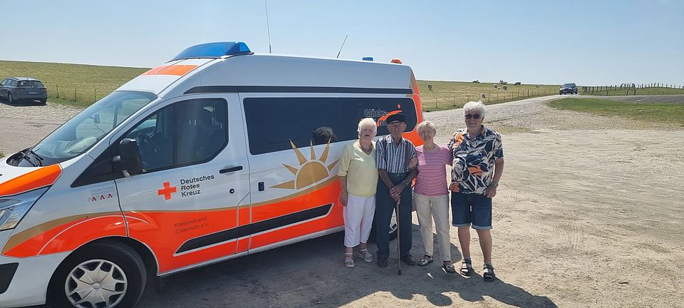 Glücksmomente-Team mit Fahrgast an der Nordsee
