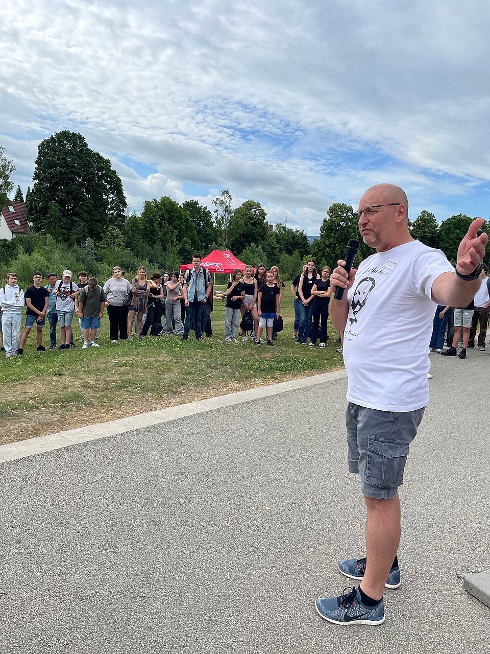 Begrüßung eines Mannes beim DRK Event