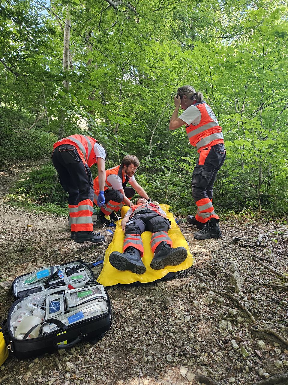 NFS Sanitäter Übung NFS Azubis üben im freien Gelände