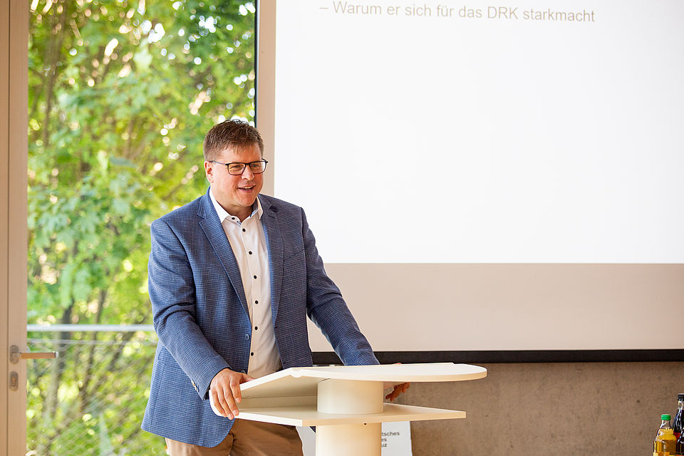 Alexander Korn hält Vortrag