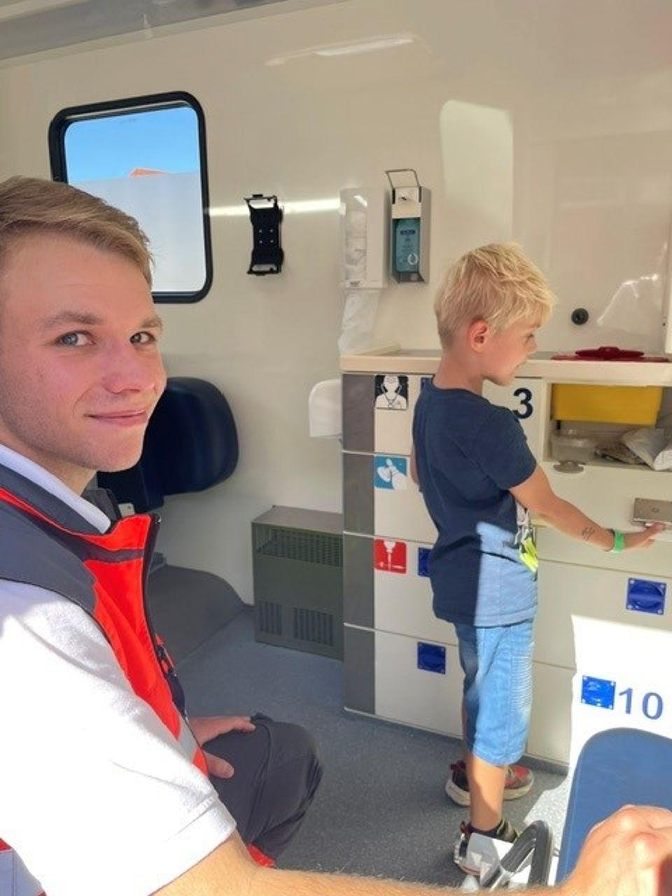 Rettungstransportwagen Besichtigung von innen im Rettungswagen