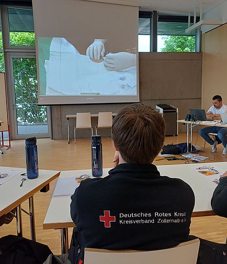 Teilnehmer schaut auf Leinwand
