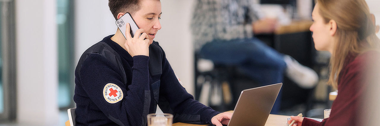 Auszubildender telefoniert im Brüo