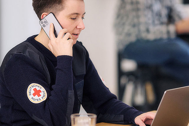 Auszubildender telefoniert im Brüo