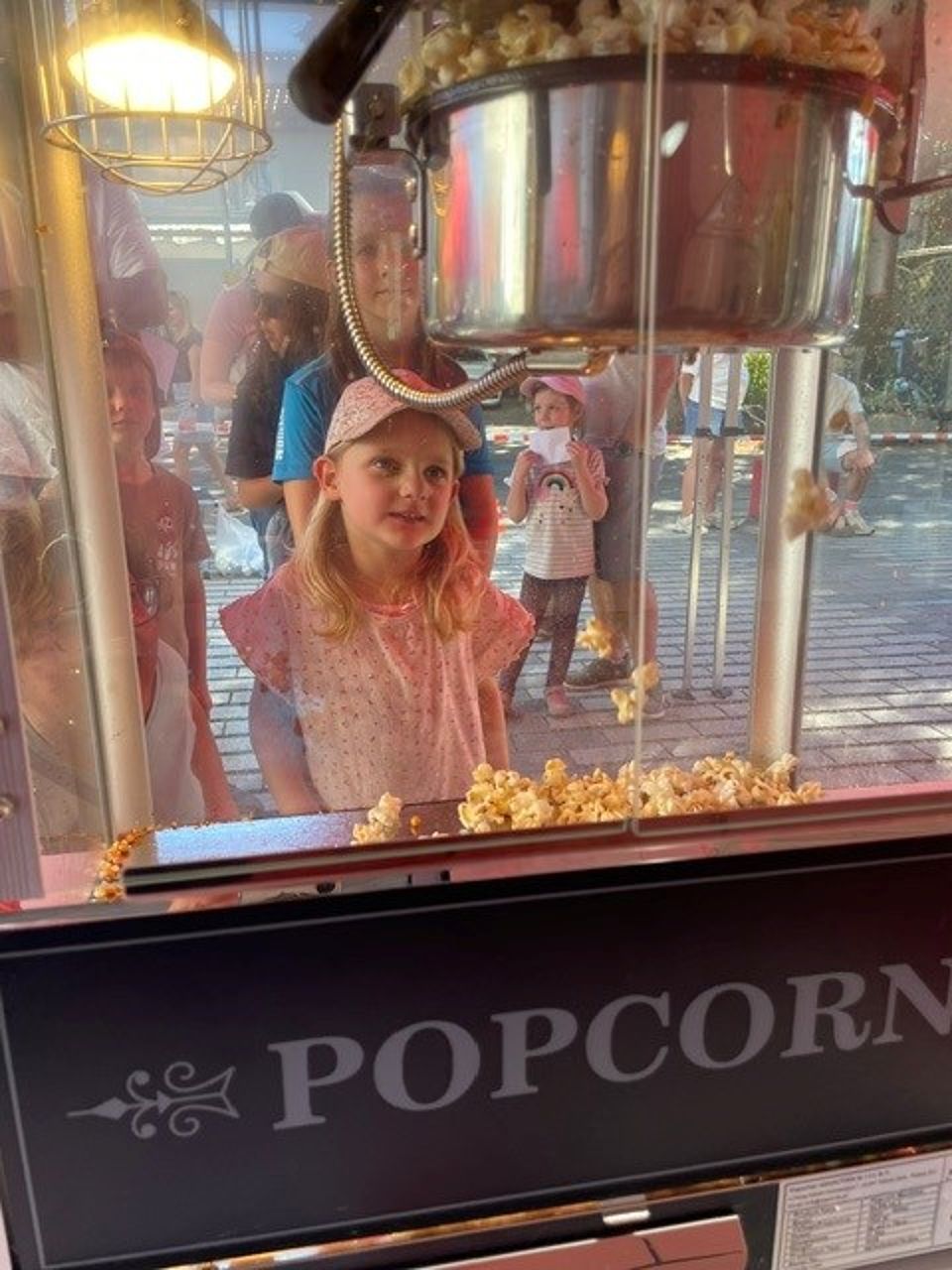 Popkorn-Stand Kids werden mit Popkorn versorgt