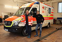 Leiter Rettungsdienst vor Rettungswagen