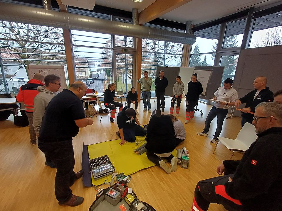 Teilnehmer bei einer Übung im PALS-Kurs